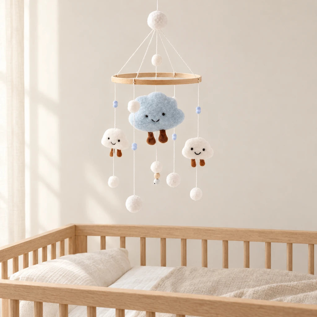 Mobile Bébé Nuage en bois suspendu au-dessus d’un lit bébé en bois clair, dans une chambre douce