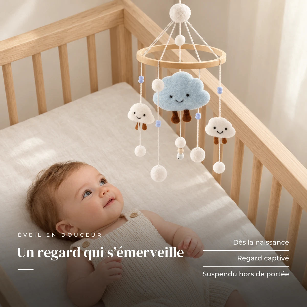 Bébé allongé dans son lit qui regarde le mobile bébé Nuage en bois au-dessus de lui. Un regard qui s’émerveille : dès la naissance, regard captivé, suspendu hors de portée
