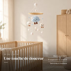 Mobile Bébé Nuage en bois dans une chambre de bébé lumineuse, au-dessus du berceau. Une touche de douceur : bleu ciel et blanc, à suspendre au plafond, sans bras ni musique