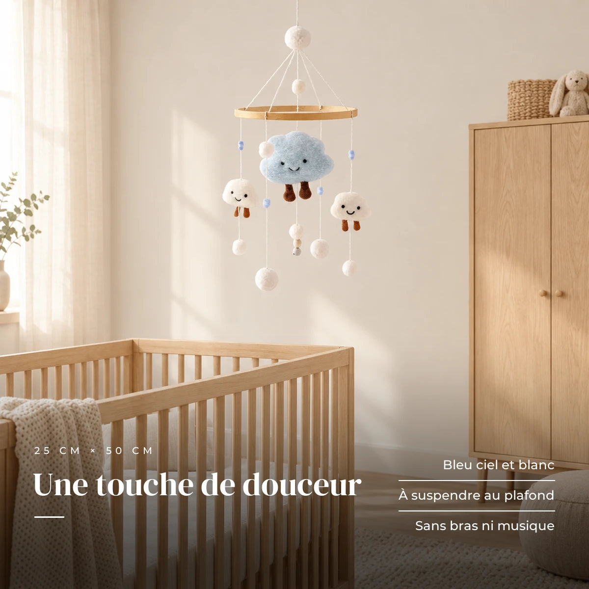 Mobile Bébé Nuage en bois dans une chambre de bébé lumineuse, au-dessus du berceau. Une touche de douceur : bleu ciel et blanc, à suspendre au plafond, sans bras ni musique