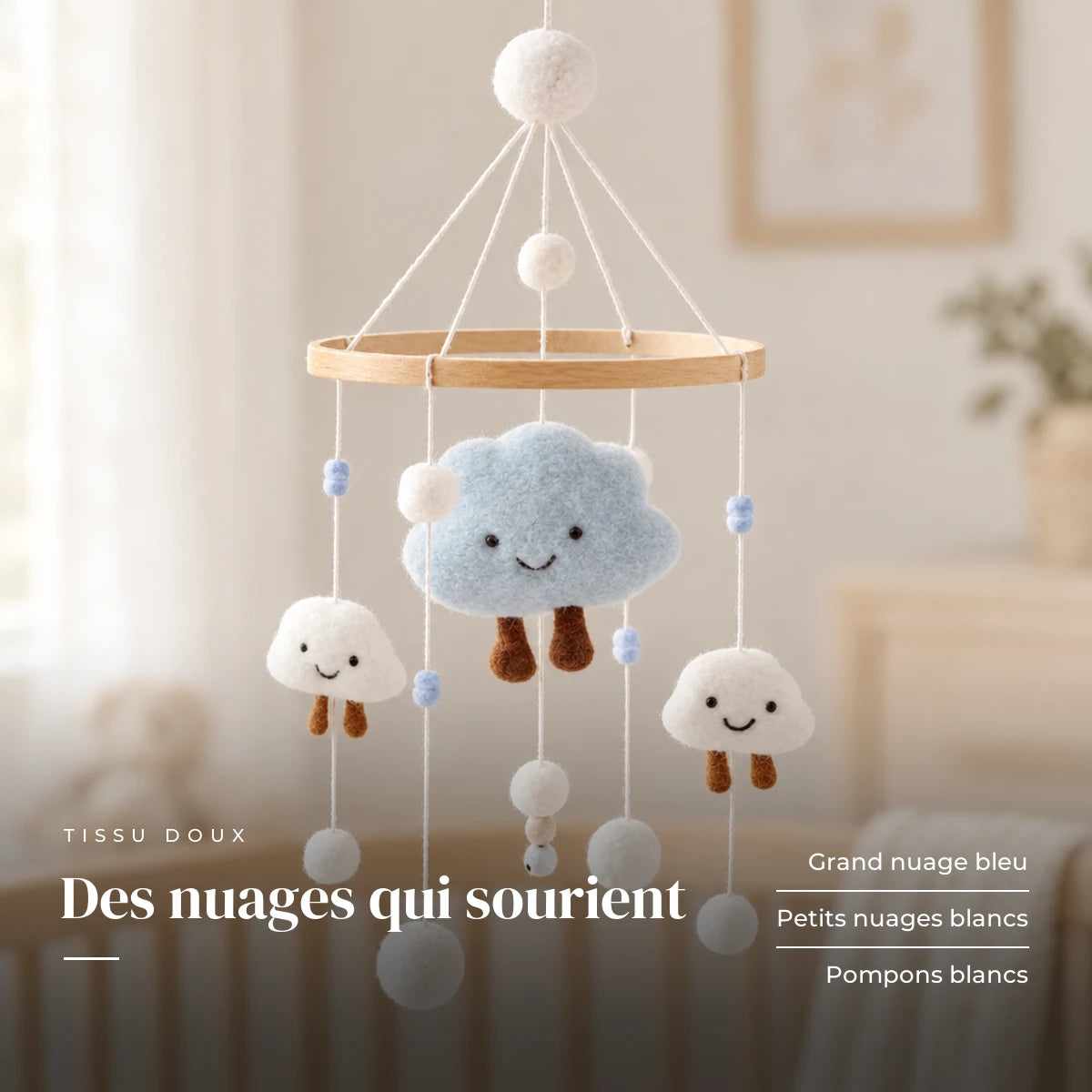 Détail des suspensions du mobile bébé Nuage en bois. Des nuages qui sourient : grand nuage bleu, petits nuages blancs, pompons blancs
