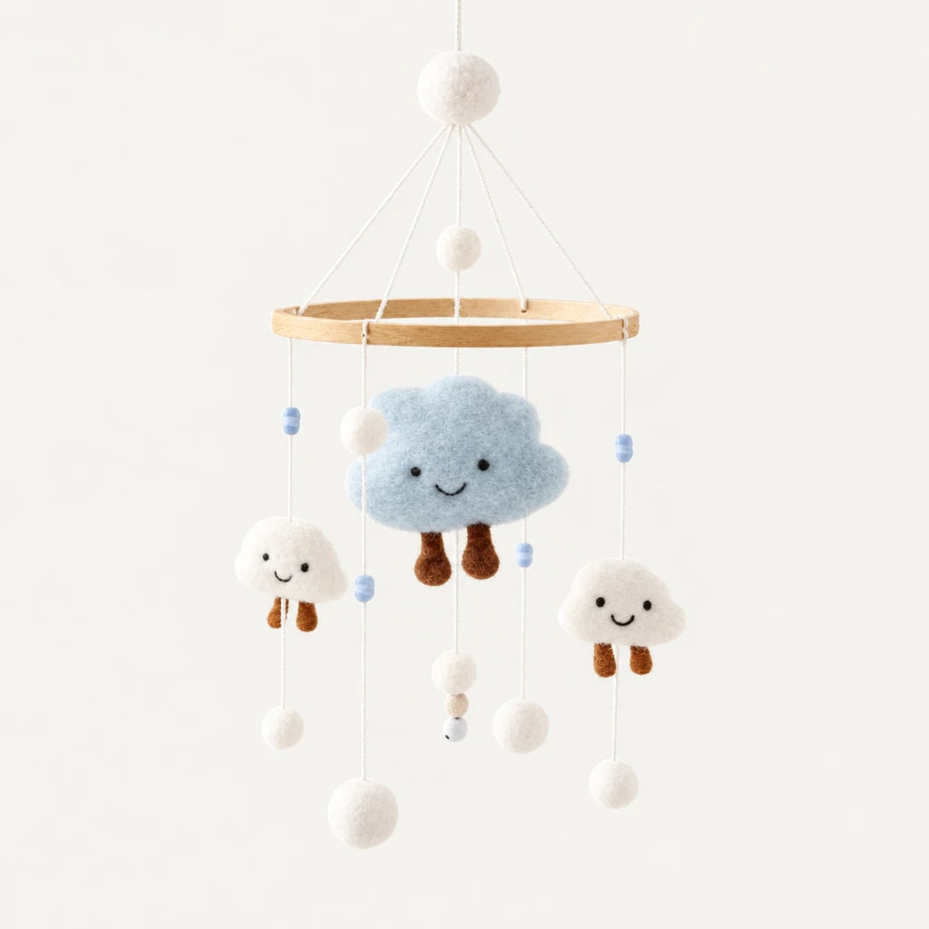 Mobile Bébé Nuage en bois sur fond clair, vue d’ensemble des suspensions