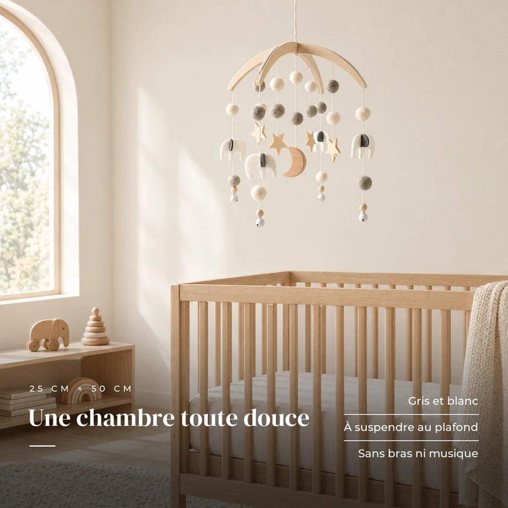 Mobile Bébé Nuit en bois dans une chambre de bébé lumineuse, au-dessus du berceau. Une chambre toute douce : gris et blanc, à suspendre au plafond, sans bras ni musique