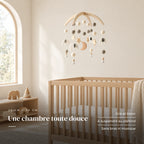 Mobile Bébé Nuit en bois dans une chambre de bébé lumineuse, au-dessus du berceau. Une chambre toute douce : gris et blanc, à suspendre au plafond, sans bras ni musique