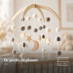 Détail des suspensions du mobile bébé Nuit en bois. De petits éléphants : lune et étoiles, pompons gris, arche en bois