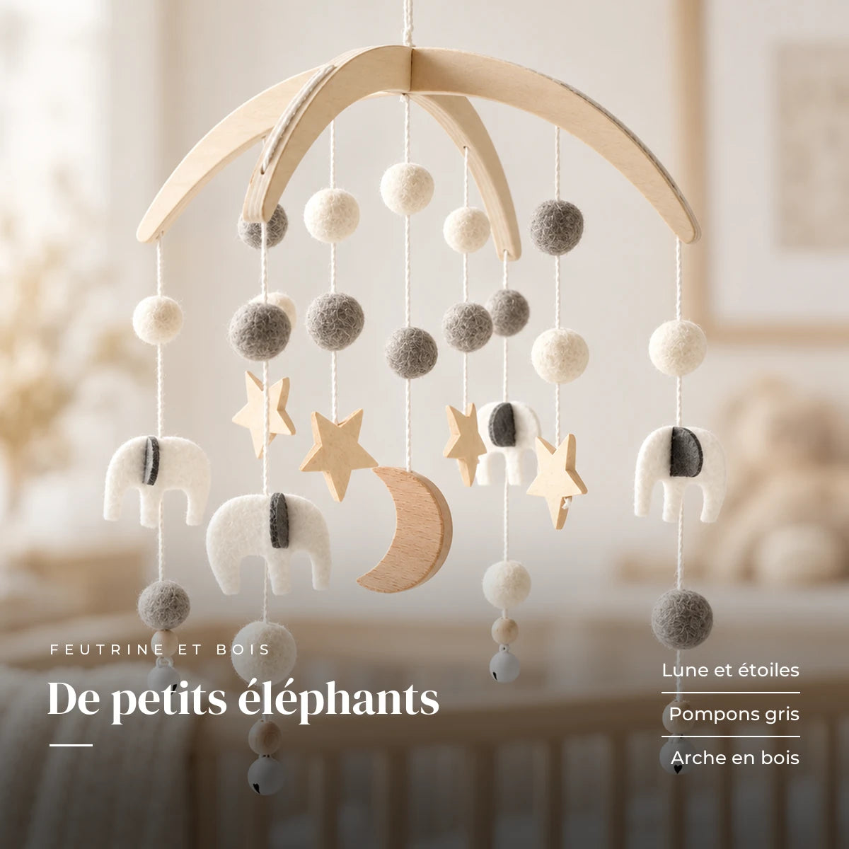 Détail des suspensions du mobile bébé Nuit en bois. De petits éléphants : lune et étoiles, pompons gris, arche en bois