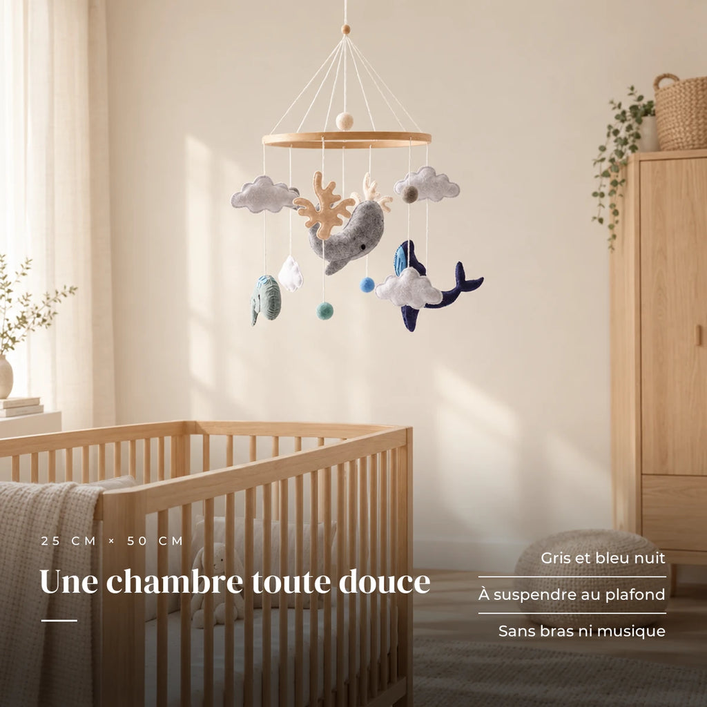 Mobile Bébé Océan en bois dans une chambre de bébé lumineuse, au-dessus du berceau. Une chambre toute douce : gris et bleu nuit, à suspendre au plafond, sans bras ni musique