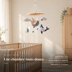 Mobile Bébé Océan en bois dans une chambre de bébé lumineuse, au-dessus du berceau. Une chambre toute douce : gris et bleu nuit, à suspendre au plafond, sans bras ni musique