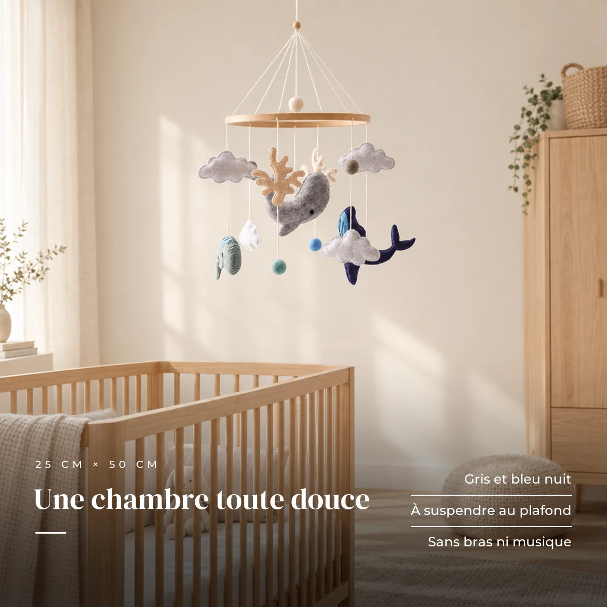 Mobile Bébé Océan en bois dans une chambre de bébé lumineuse, au-dessus du berceau. Une chambre toute douce : gris et bleu nuit, à suspendre au plafond, sans bras ni musique