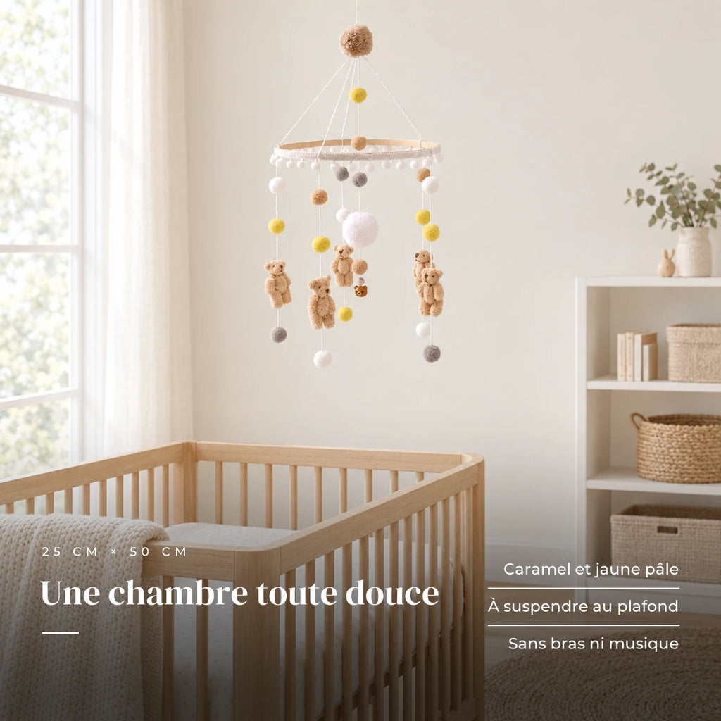 Mobile Bébé Ourson en bois dans une chambre de bébé lumineuse, au-dessus du berceau. Une chambre toute douce : caramel et jaune pâle, à suspendre au plafond, sans bras ni musique