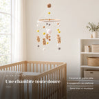 Mobile Bébé Ourson en bois dans une chambre de bébé lumineuse, au-dessus du berceau. Une chambre toute douce : caramel et jaune pâle, à suspendre au plafond, sans bras ni musique