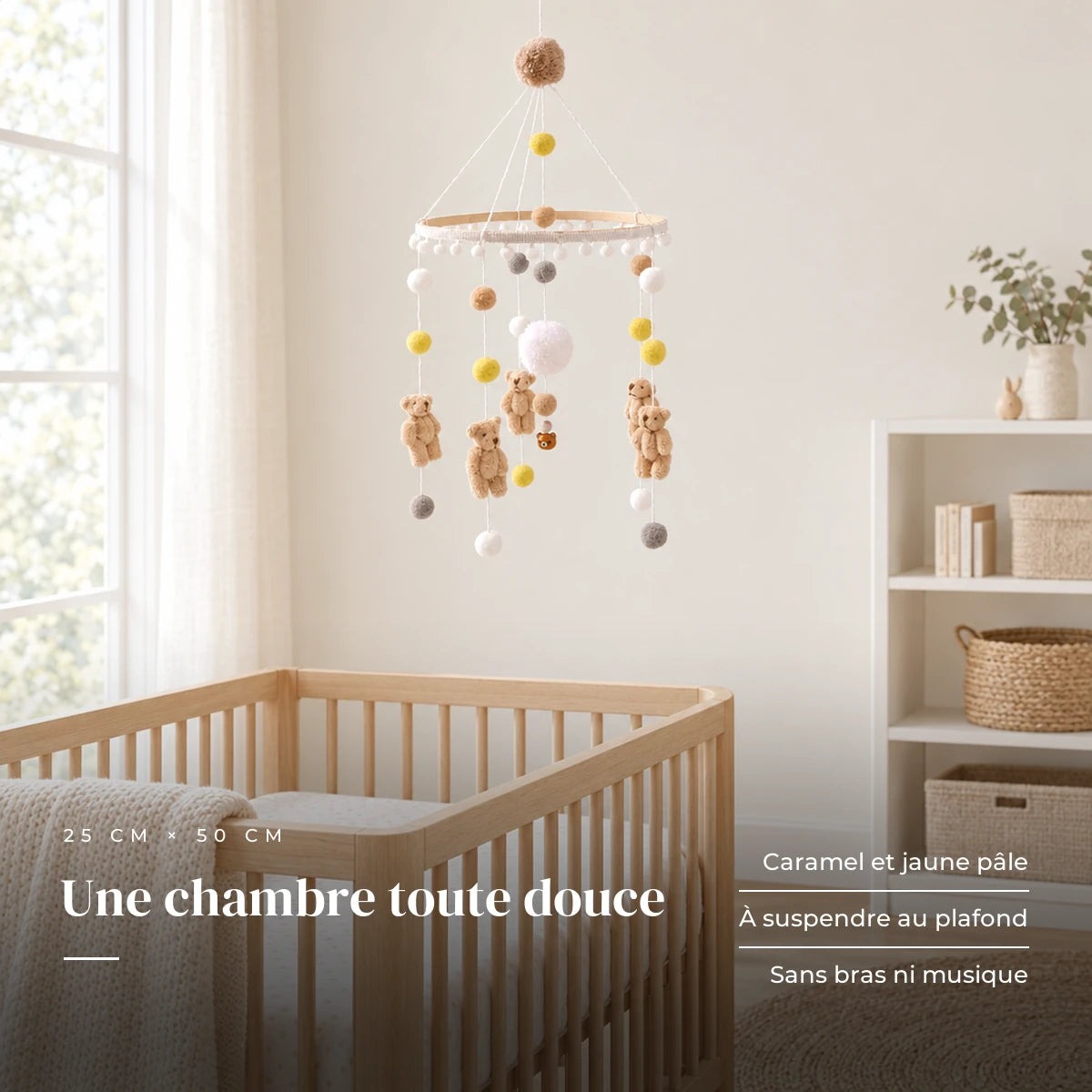 Mobile Bébé Ourson en bois dans une chambre de bébé lumineuse, au-dessus du berceau. Une chambre toute douce : caramel et jaune pâle, à suspendre au plafond, sans bras ni musique