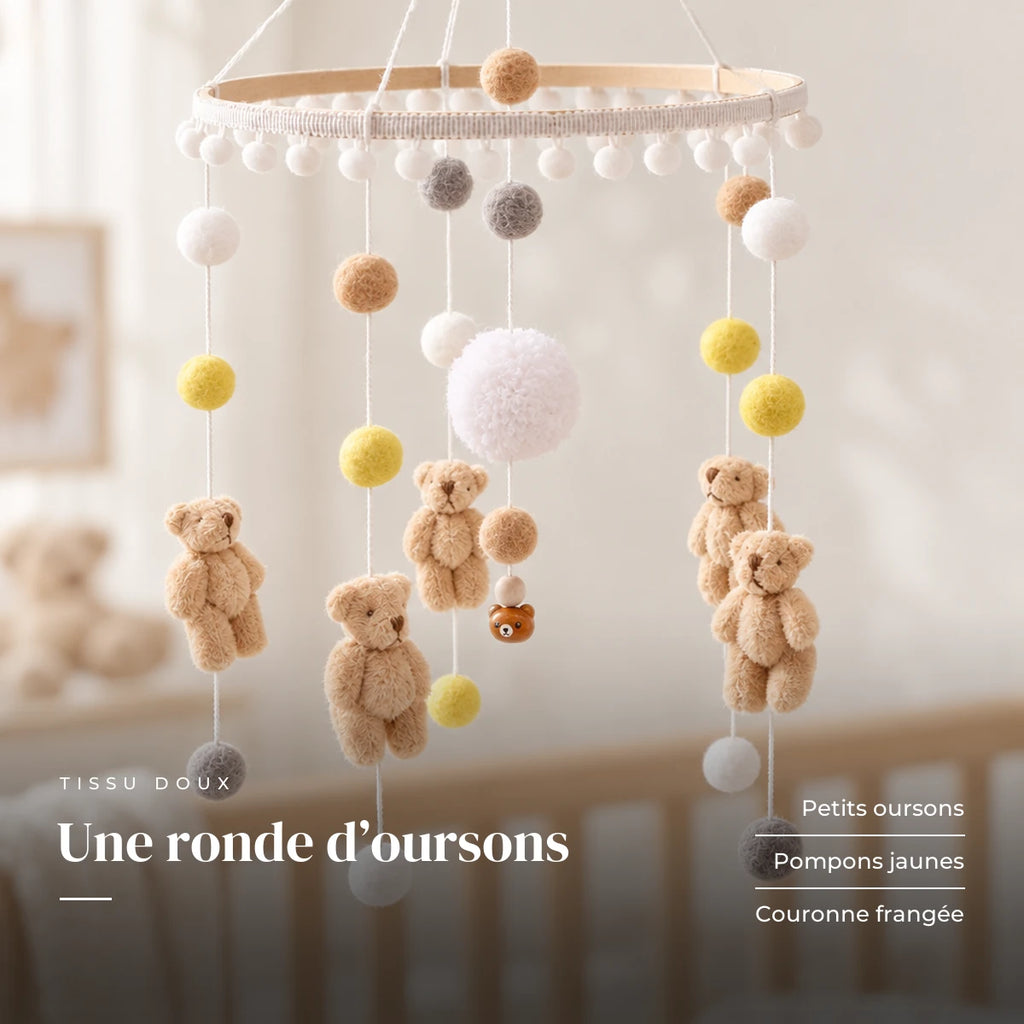 Détail des suspensions du mobile bébé Ourson en bois. Une ronde d’oursons : petits oursons, pompons jaunes, couronne frangée