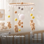 Détail des suspensions du mobile bébé Ourson en bois. Une ronde d’oursons : petits oursons, pompons jaunes, couronne frangée
