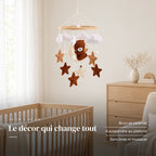 Mobile Bébé Ourson Lune en bois dans une chambre de bébé lumineuse, au-dessus du berceau. Le décor qui change tout : brun et caramel, à suspendre au plafond, sans bras ni musique