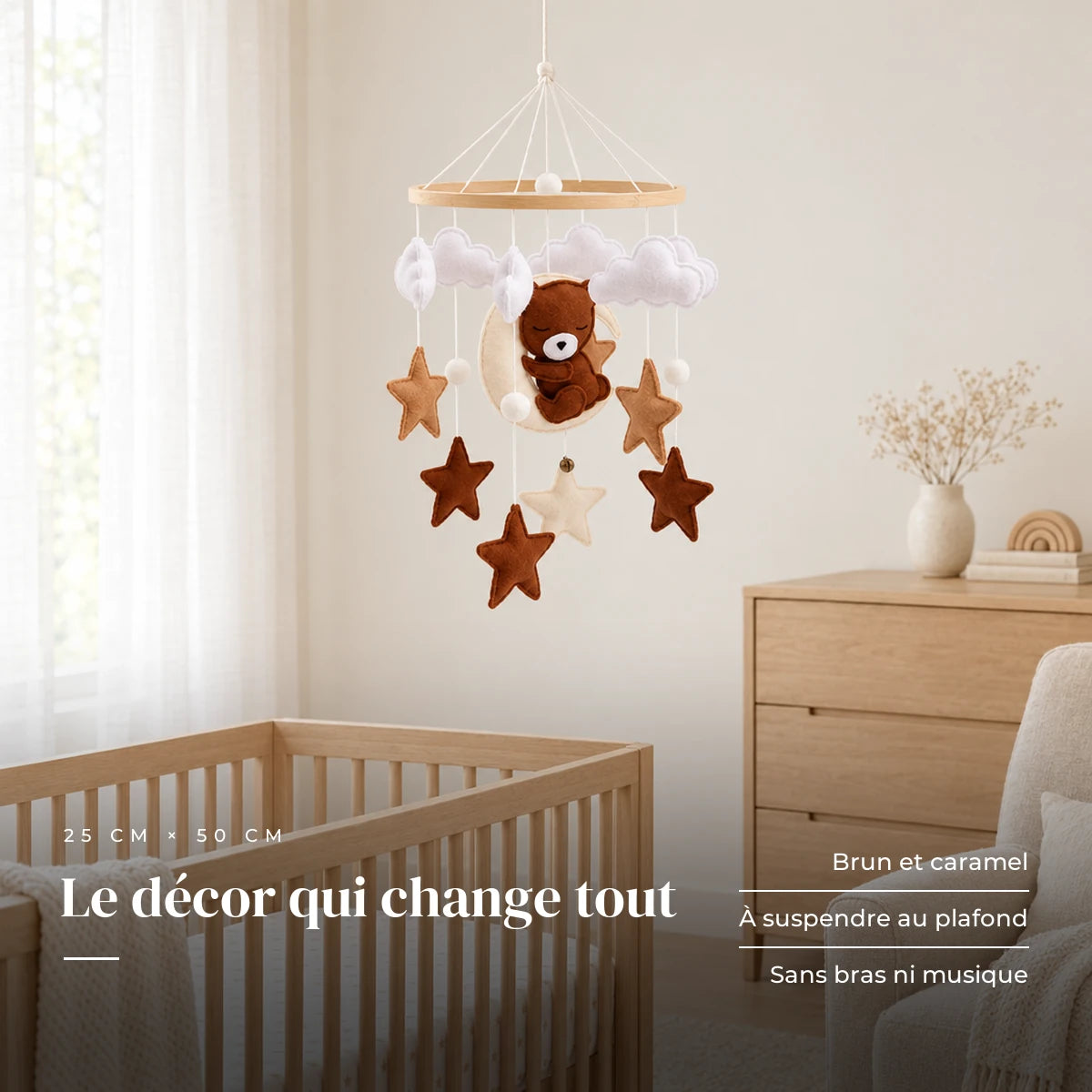 Mobile Bébé Ourson Lune en bois dans une chambre de bébé lumineuse, au-dessus du berceau. Le décor qui change tout : brun et caramel, à suspendre au plafond, sans bras ni musique