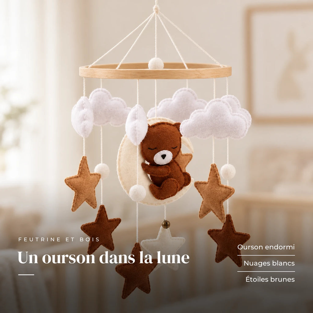 Détail des suspensions du mobile bébé Ourson Lune en bois. Un ourson dans la lune : ourson endormi, nuages blancs, étoiles brunes
