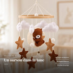 Détail des suspensions du mobile bébé Ourson Lune en bois. Un ourson dans la lune : ourson endormi, nuages blancs, étoiles brunes