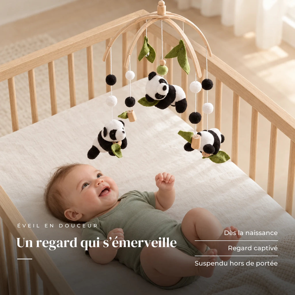 Bébé allongé dans son lit qui regarde le mobile bébé Panda en bois au-dessus de lui. Un regard qui s’émerveille : dès la naissance, regard captivé, suspendu hors de portée