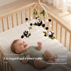 Bébé allongé dans son lit qui regarde le mobile bébé Panda en bois au-dessus de lui. Un regard qui s’émerveille : dès la naissance, regard captivé, suspendu hors de portée