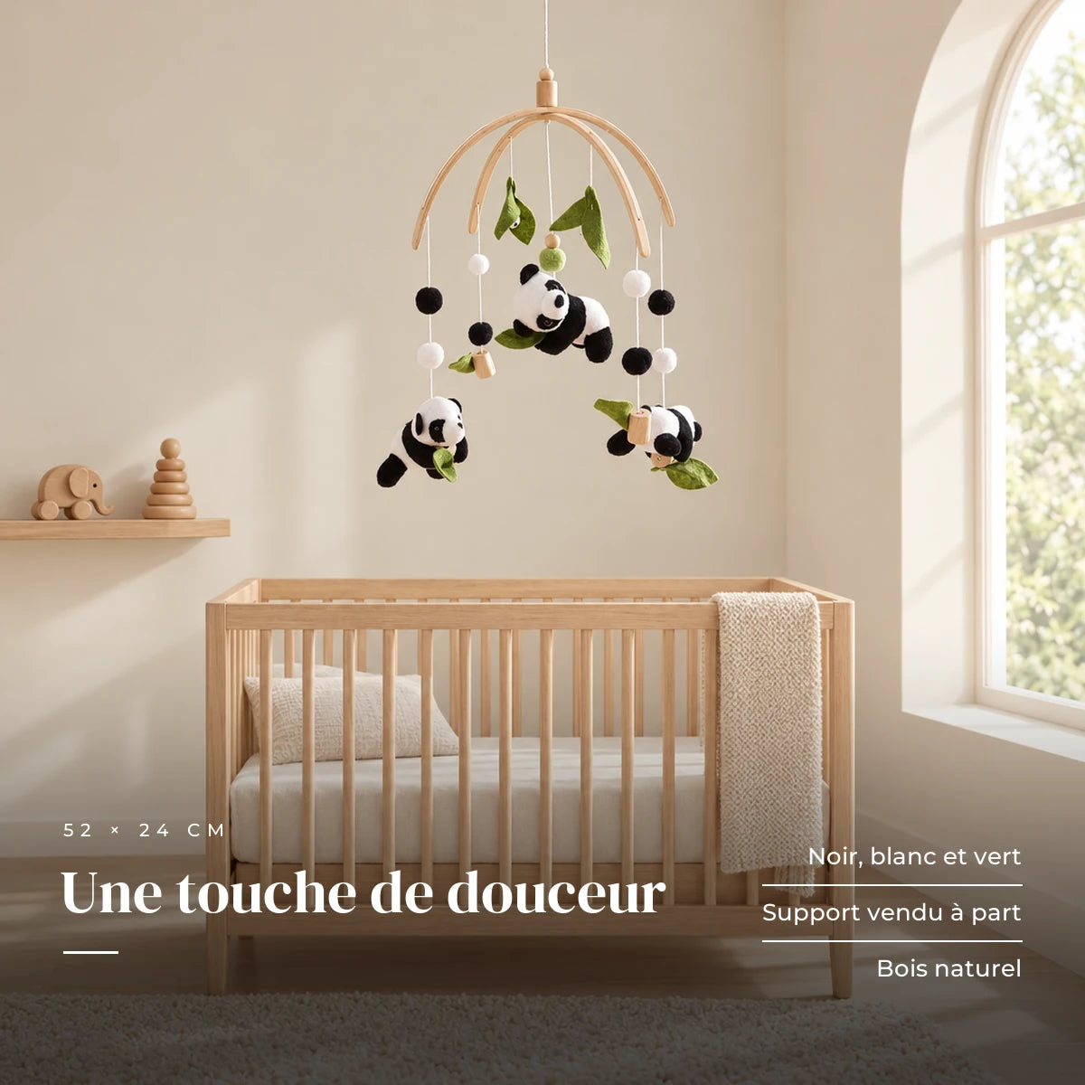 Mobile bébé Panda en bois dans une chambre de bébé lumineuse, au-dessus du berceau. Une touche de douceur : noir, blanc et vert, support vendu à part, bois naturel