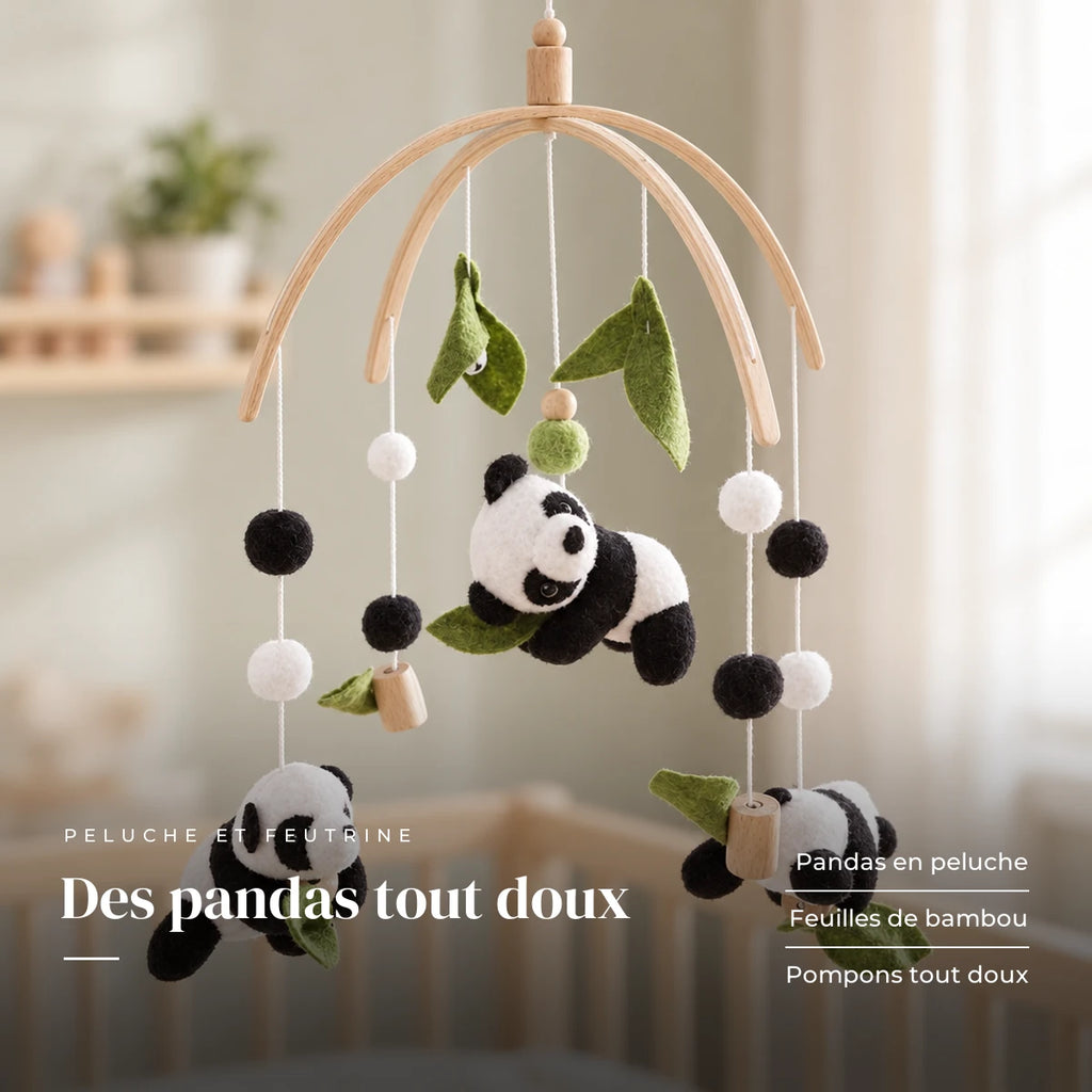 Détail des suspensions du mobile bébé Panda en bois. Des pandas tout doux : pandas en peluche, feuilles de bambou, pompons tout doux