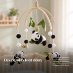 Détail des suspensions du mobile bébé Panda en bois. Des pandas tout doux : pandas en peluche, feuilles de bambou, pompons tout doux