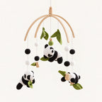 Mobile bébé Panda en bois sur fond clair, vue d’ensemble des suspensions