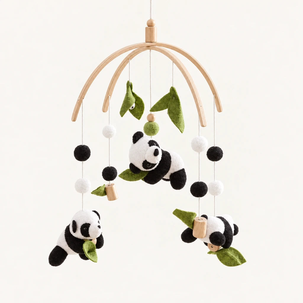 Mobile bébé Panda en bois sur fond clair, vue d’ensemble des suspensions