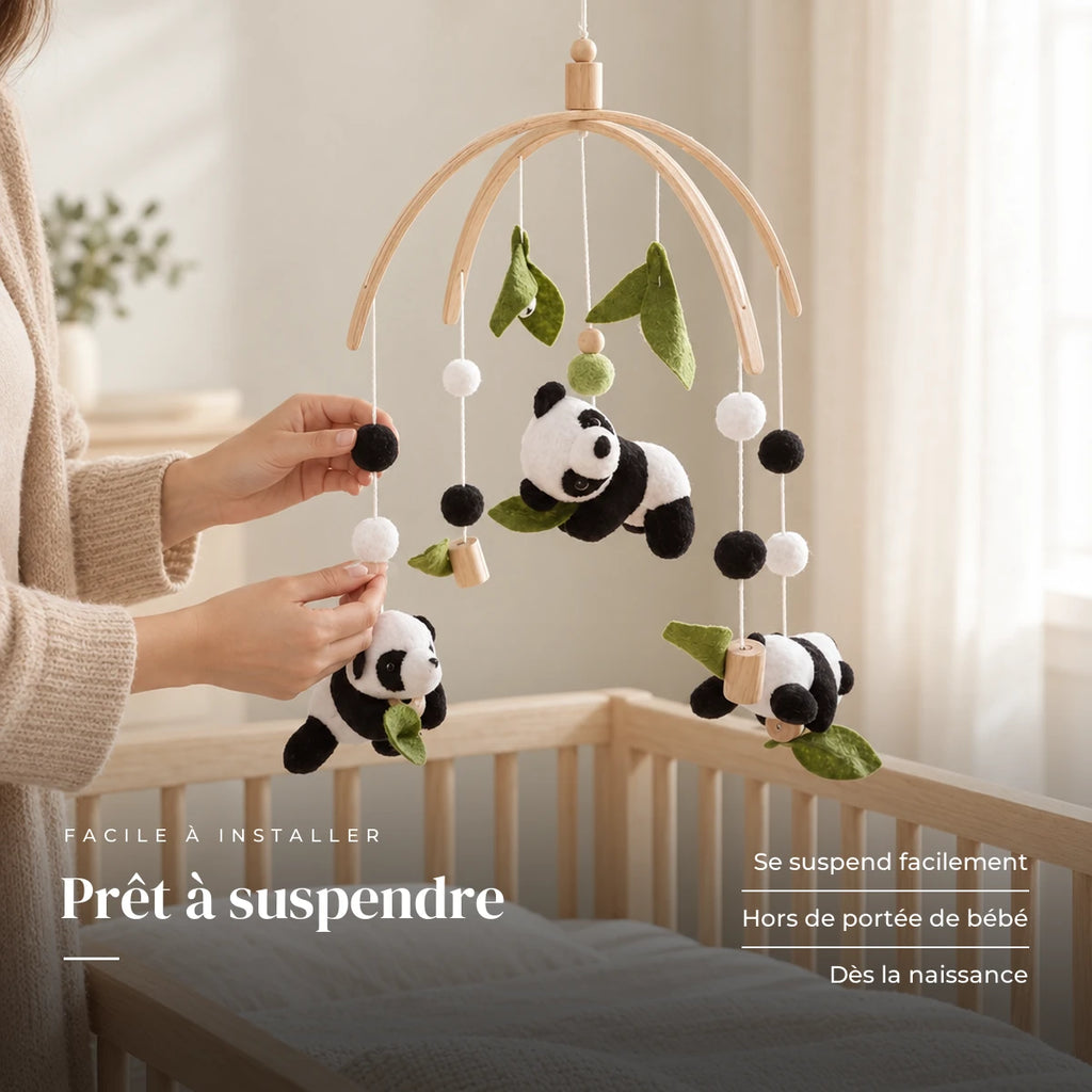 Un parent ajuste une suspension du mobile bébé Panda en bois au-dessus du lit. Prêt à suspendre : se suspend facilement, hors de portée de bébé, dès la naissance