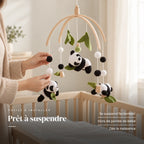 Un parent ajuste une suspension du mobile bébé Panda en bois au-dessus du lit. Prêt à suspendre : se suspend facilement, hors de portée de bébé, dès la naissance