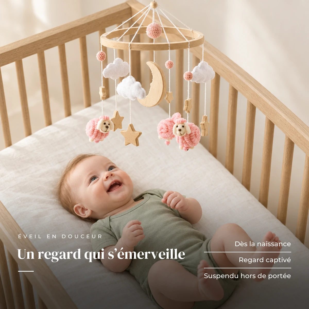 Bébé allongé dans son lit qui regarde le mobile bébé Petit Mouton rose en bois au-dessus de lui. Un regard qui s’émerveille : dès la naissance, regard captivé, suspendu hors de portée