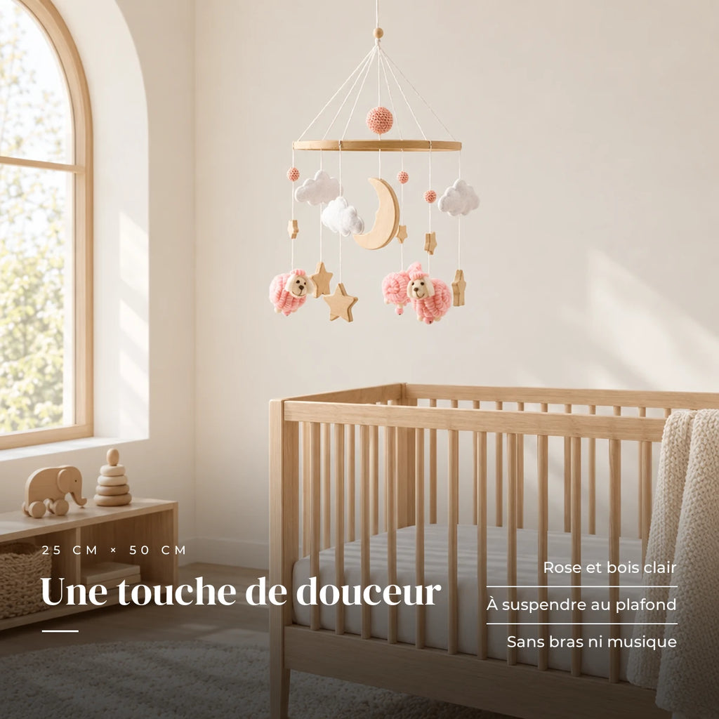 Mobile Bébé Petit Mouton rose en bois dans une chambre de bébé lumineuse, au-dessus du berceau. Une touche de douceur : rose et bois clair, à suspendre au plafond, sans bras ni musique