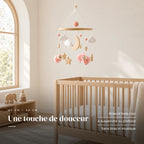 Mobile Bébé Petit Mouton rose en bois dans une chambre de bébé lumineuse, au-dessus du berceau. Une touche de douceur : rose et bois clair, à suspendre au plafond, sans bras ni musique