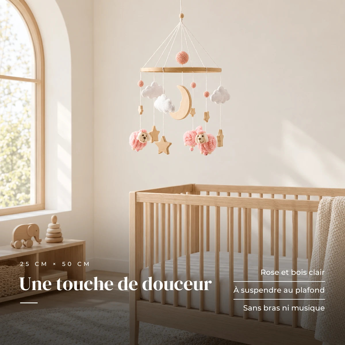 Mobile Bébé Petit Mouton rose en bois dans une chambre de bébé lumineuse, au-dessus du berceau. Une touche de douceur : rose et bois clair, à suspendre au plafond, sans bras ni musique