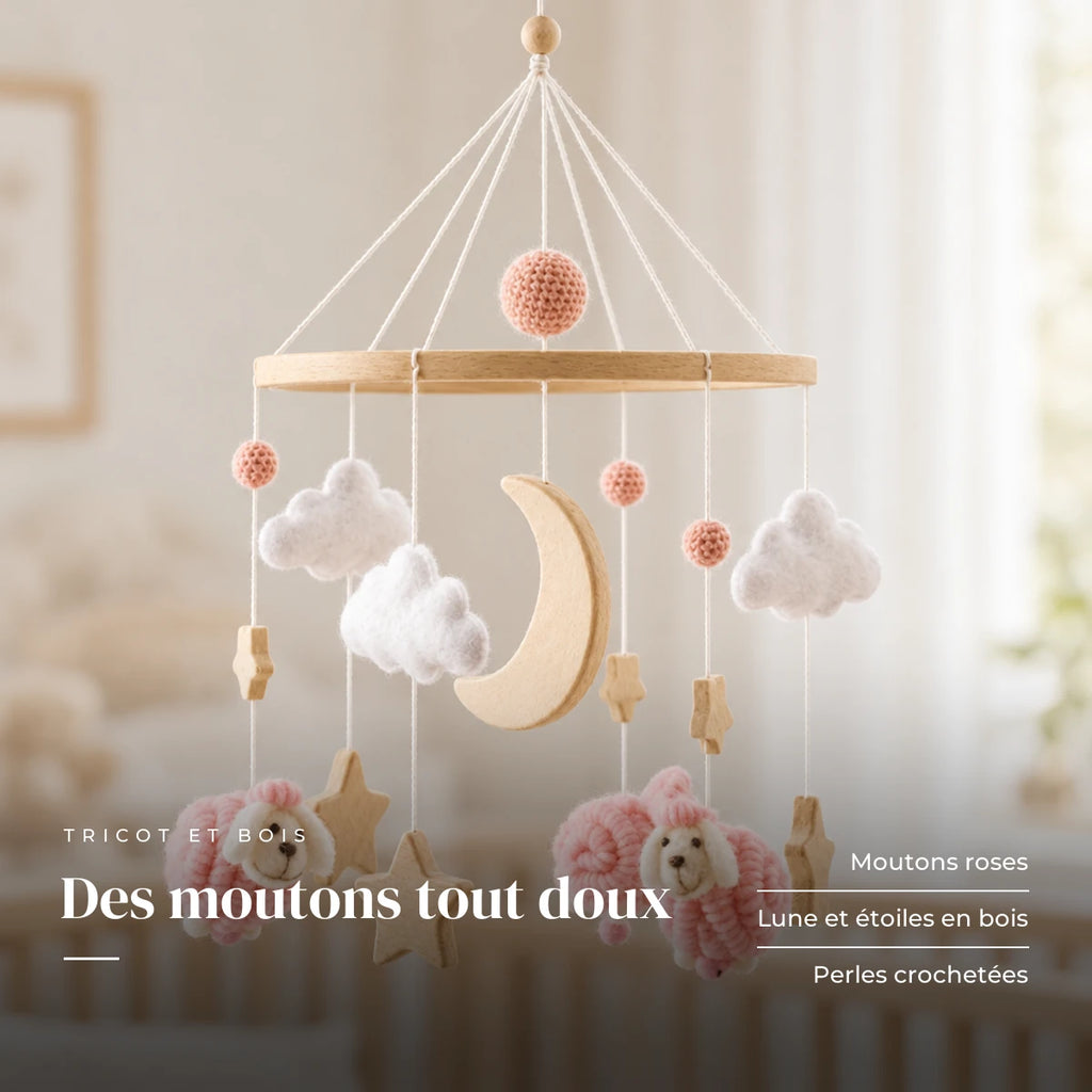 Détail des suspensions du mobile bébé Petit Mouton rose en bois. Des moutons tout doux : moutons roses, lune et étoiles en bois, perles crochetées