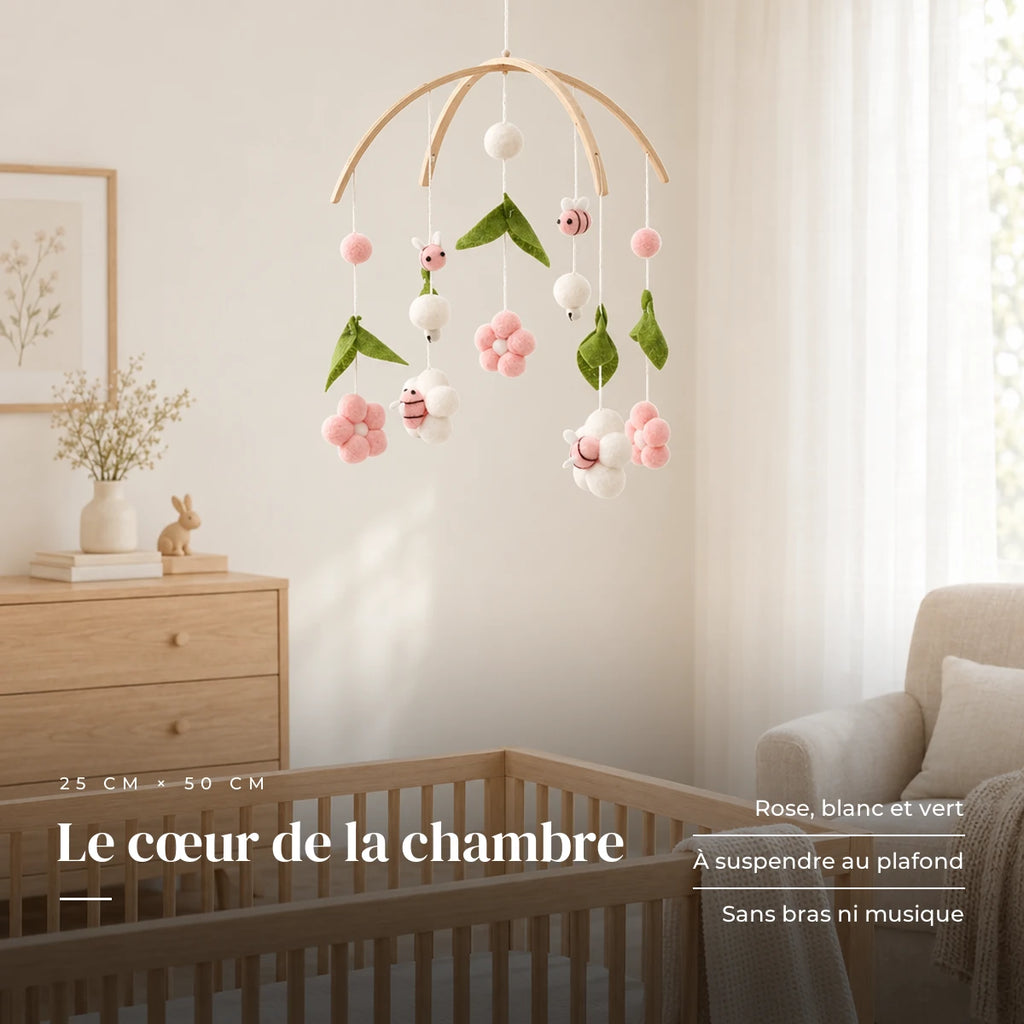 Mobile Bébé Rose Pour Fille en bois dans une chambre de bébé lumineuse, au-dessus du berceau. Le cœur de la chambre : rose, blanc et vert, à suspendre au plafond, sans bras ni musique