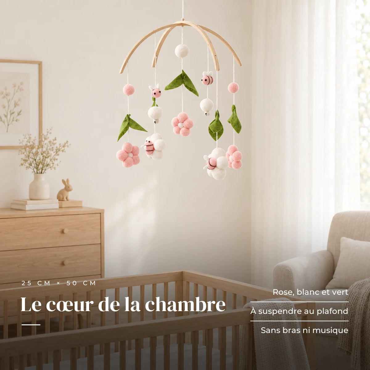 Mobile Bébé Rose Pour Fille en bois dans une chambre de bébé lumineuse, au-dessus du berceau. Le cœur de la chambre : rose, blanc et vert, à suspendre au plafond, sans bras ni musique