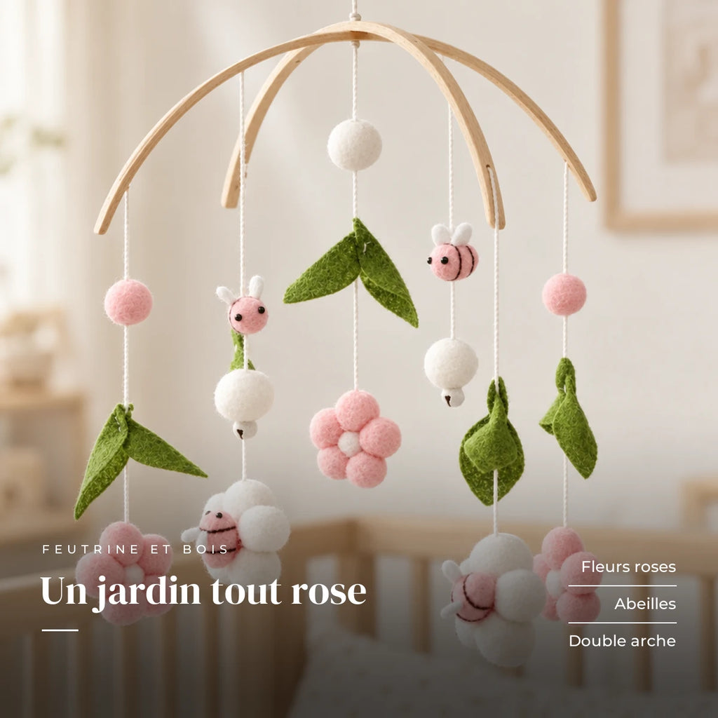 Détail des suspensions du mobile bébé Rose Pour Fille en bois. Un jardin tout rose : fleurs roses, abeilles, double arche