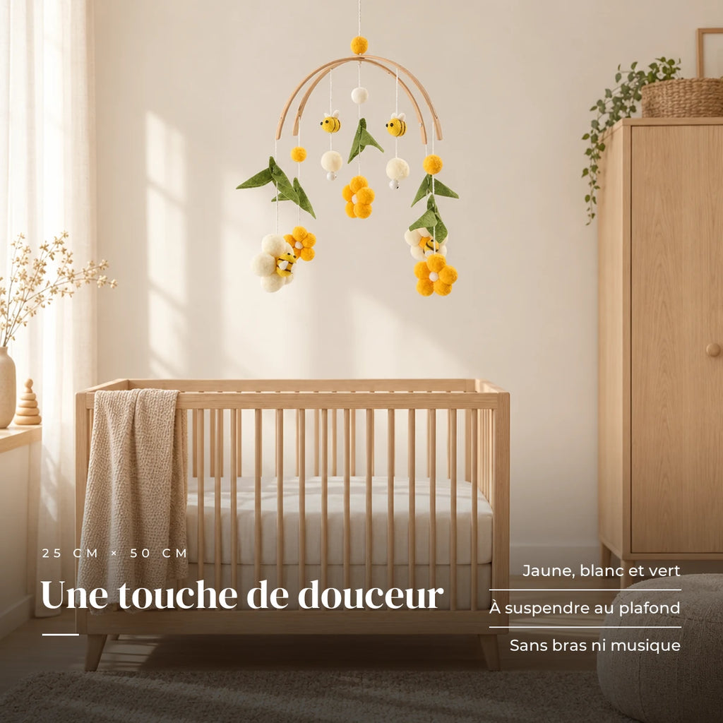 Mobile Bébé Ruche en bois dans une chambre de bébé lumineuse, au-dessus du berceau. Une touche de douceur : jaune, blanc et vert, à suspendre au plafond, sans bras ni musique