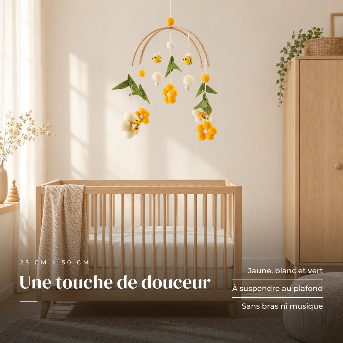 Mobile Bébé Ruche en bois dans une chambre de bébé lumineuse, au-dessus du berceau. Une touche de douceur : jaune, blanc et vert, à suspendre au plafond, sans bras ni musique