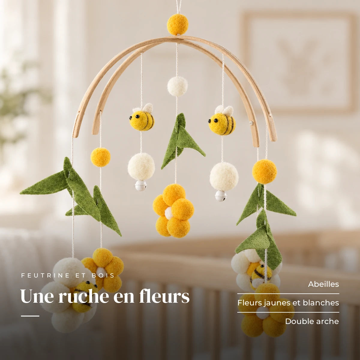 Détail des suspensions du mobile bébé Ruche en bois. Une ruche en fleurs : abeilles, fleurs jaunes et blanches, double arche