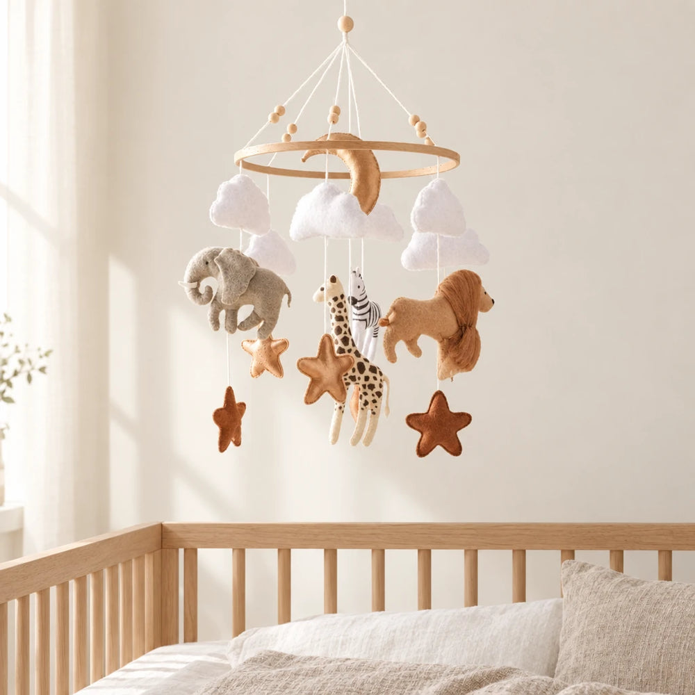 Mobile Bébé Safari en bois suspendu au-dessus d’un lit bébé en bois clair, dans une chambre douce