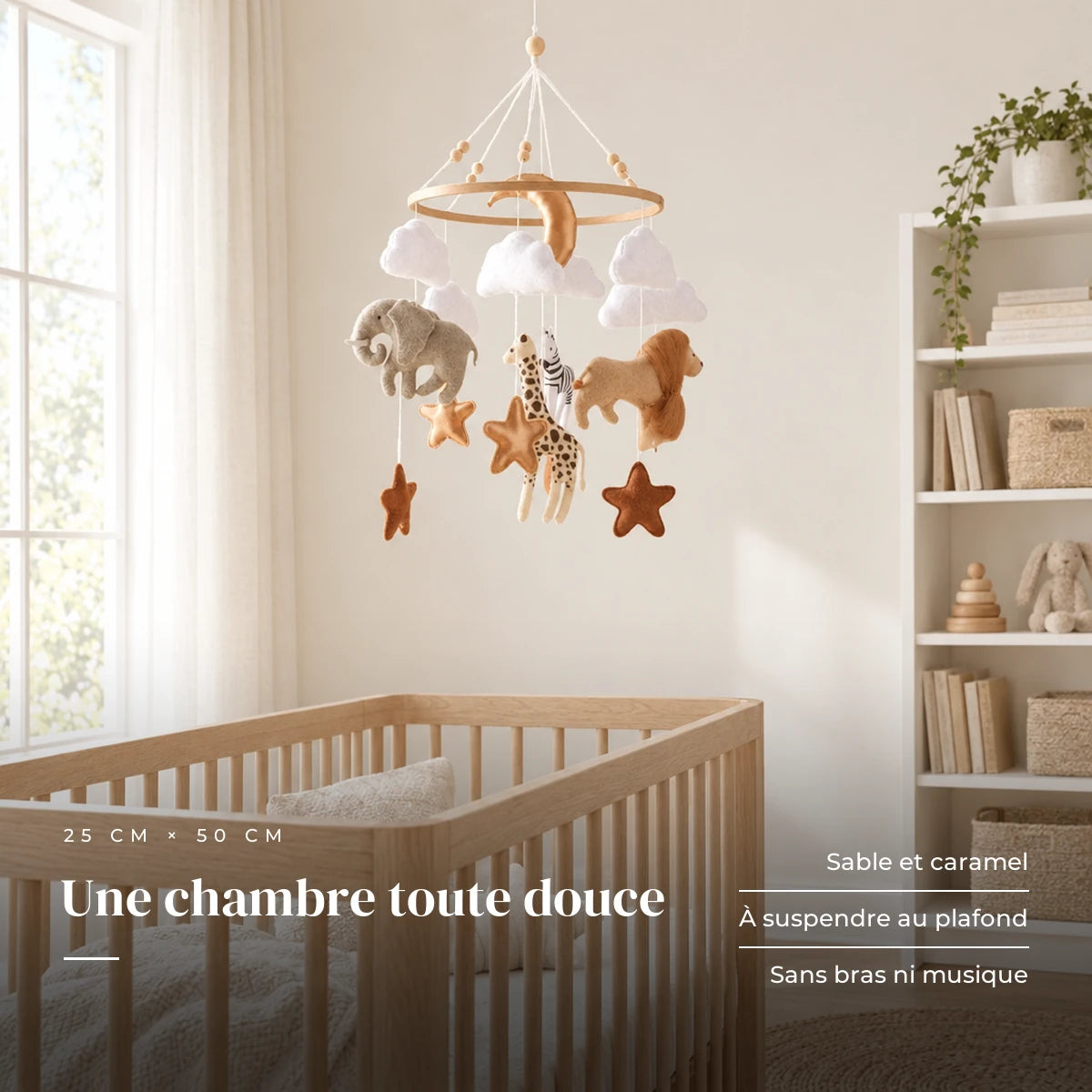 Mobile Bébé Safari en bois dans une chambre de bébé lumineuse, au-dessus du berceau. Une chambre toute douce : sable et caramel, à suspendre au plafond, sans bras ni musique