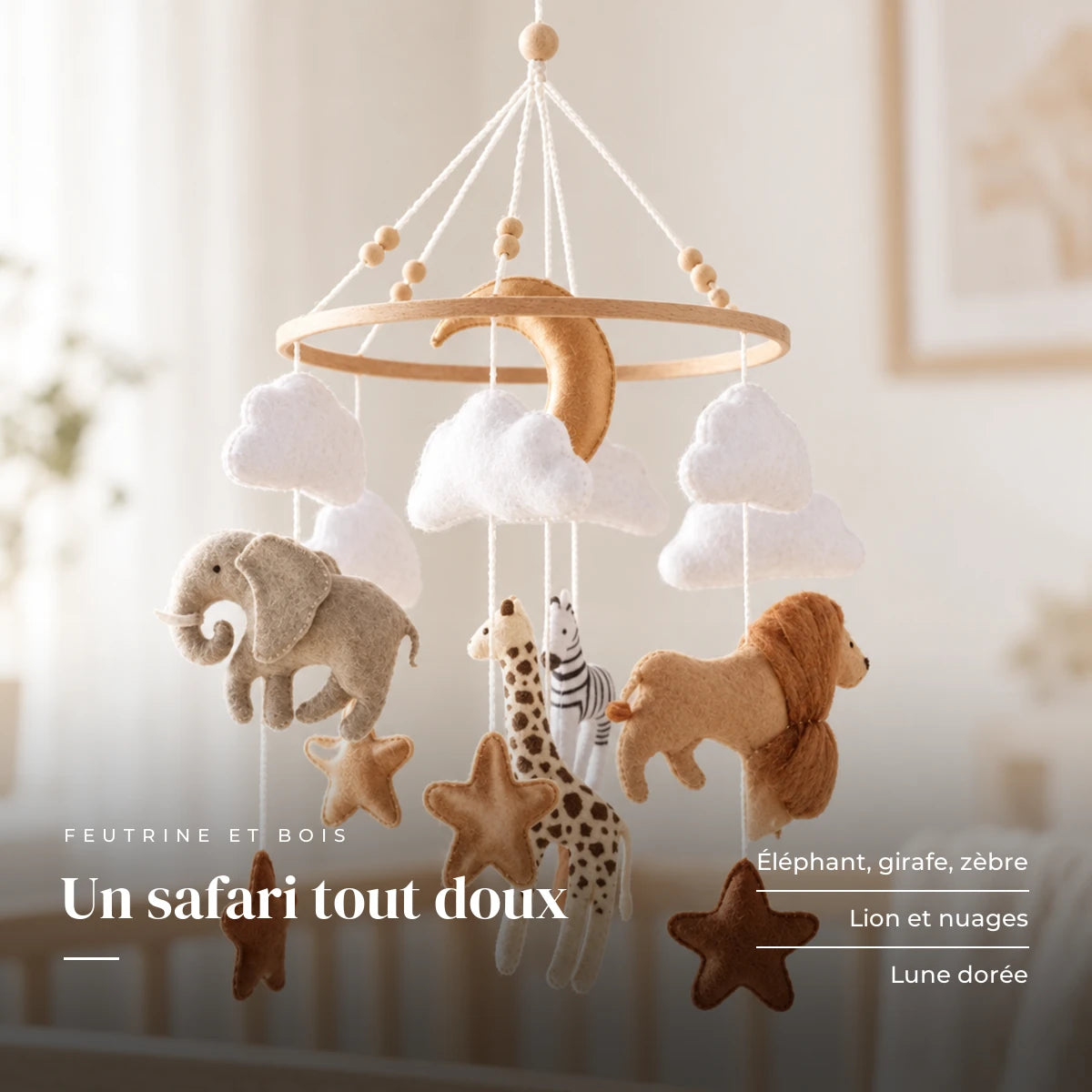 Détail des suspensions du mobile bébé Safari en bois. Un safari tout doux : éléphant, girafe, zèbre, lion et nuages, lune dorée