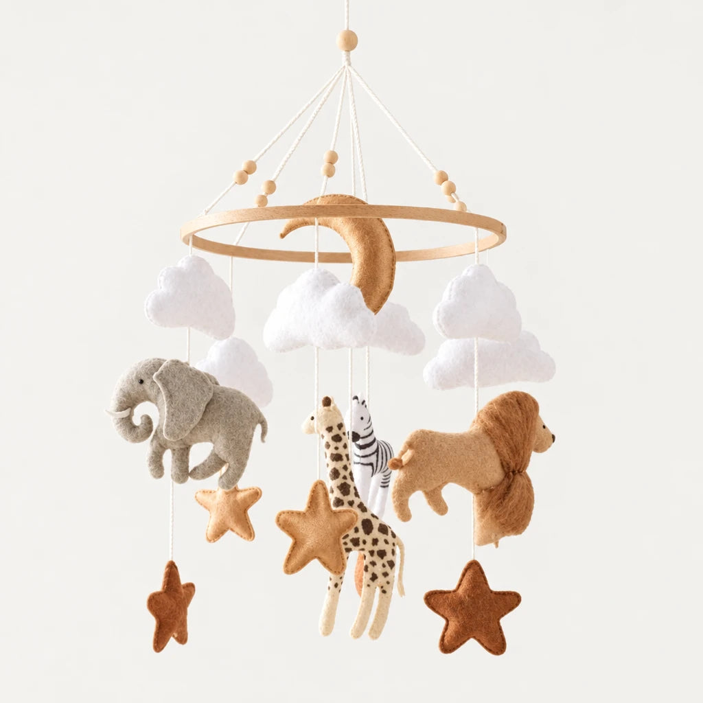 Mobile Bébé Safari en bois sur fond clair, vue d’ensemble des suspensions