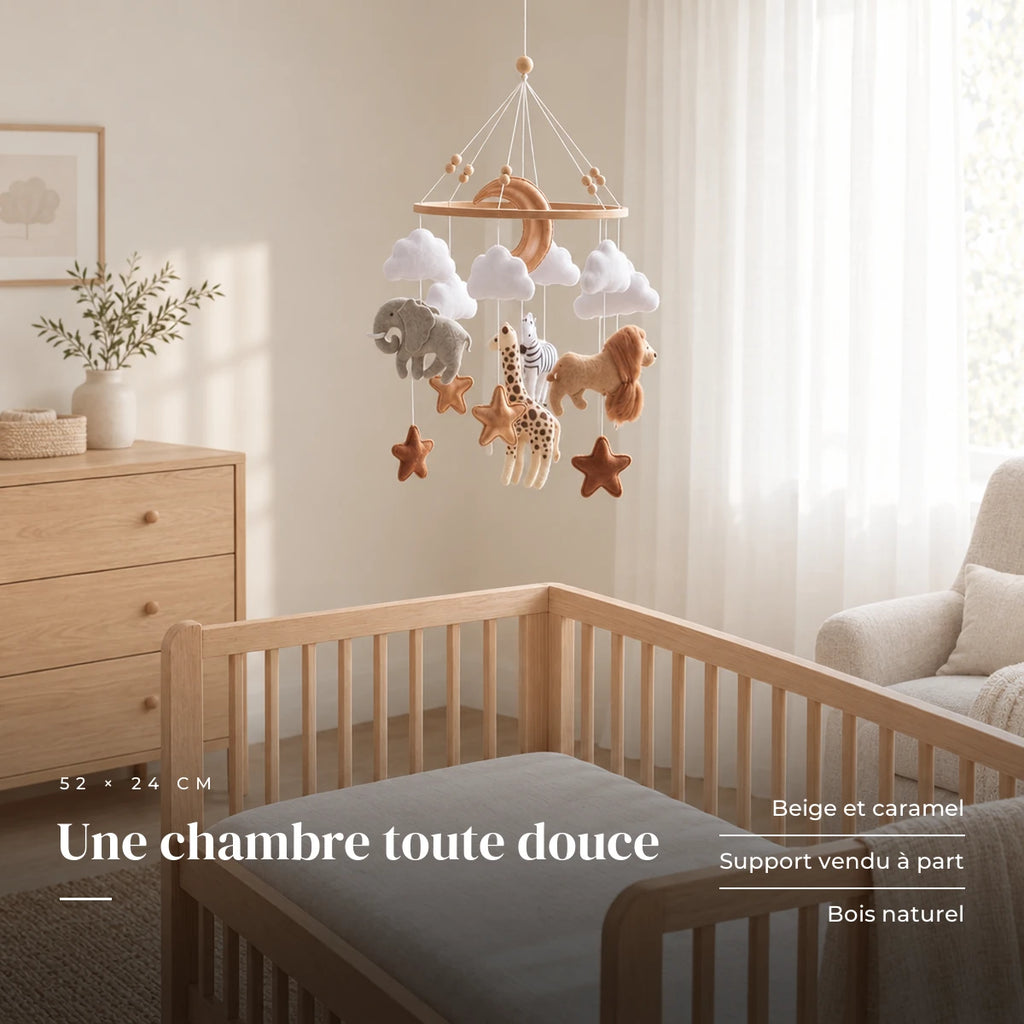 Mobile bébé Savane en bois dans une chambre de bébé lumineuse, au-dessus du berceau. Une chambre toute douce : beige et caramel, support vendu à part, bois naturel