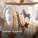 Détail des suspensions du mobile bébé Savane en bois. La savane en douceur : éléphant, girafe, zèbre, lion et nuages, lune dorée