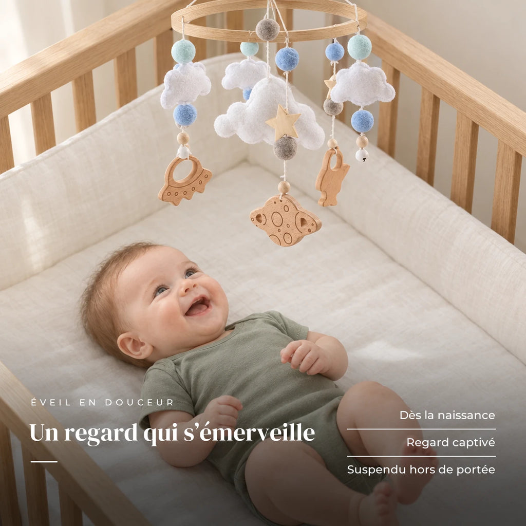 Bébé allongé dans son lit qui regarde le mobile bébé Système Solaire en bois au-dessus de lui. Un regard qui s’émerveille : dès la naissance, regard captivé, suspendu hors de portée