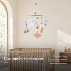 Mobile Bébé Système Solaire en bois dans une chambre de bébé lumineuse, au-dessus du berceau. Une touche de douceur : bleu ciel et blanc, à suspendre au plafond, sans bras ni musique